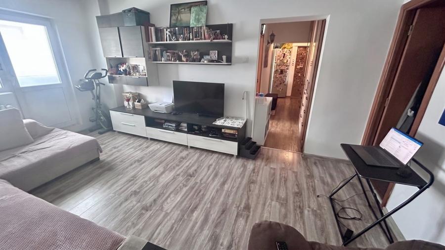 Apartament cu 3 camere semidecomandat, mobilat în Pantelimon