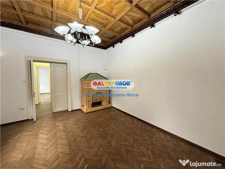 Casă cu 7 camere cu Teren 438 Mp în Central