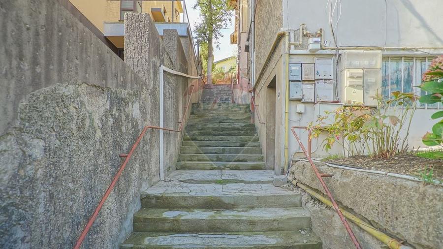 Apartament cu 3 camere semidecomandat, mobilat în Cetatea