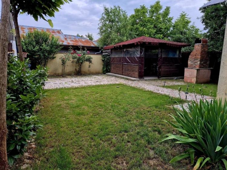 Casă individuală cu 5 camere cu Canalizare în Central
