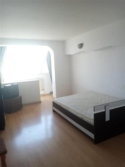 Apartament cu 3 camere decomandat în Cornișa