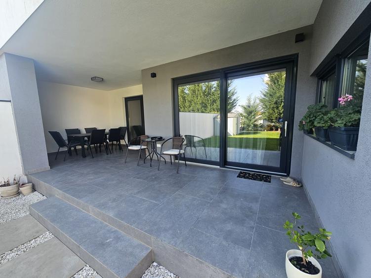 Apartament cu 4 camere decomandat în Dumbrăvița