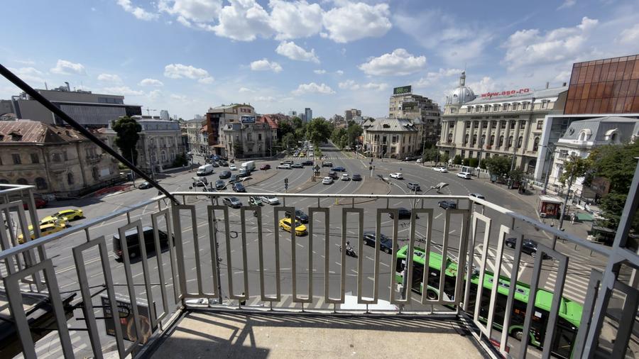 Apartament cu 3 camere semidecomandat, mobilat în P-ța Romană
