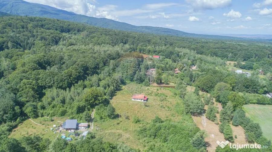 Casă cu 3 camere cu Teren 8100 Mp în Ucea
