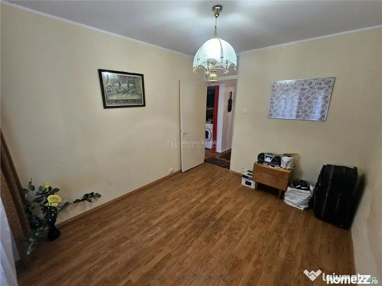 Apartament cu 3 camere decomandat în Micro IV