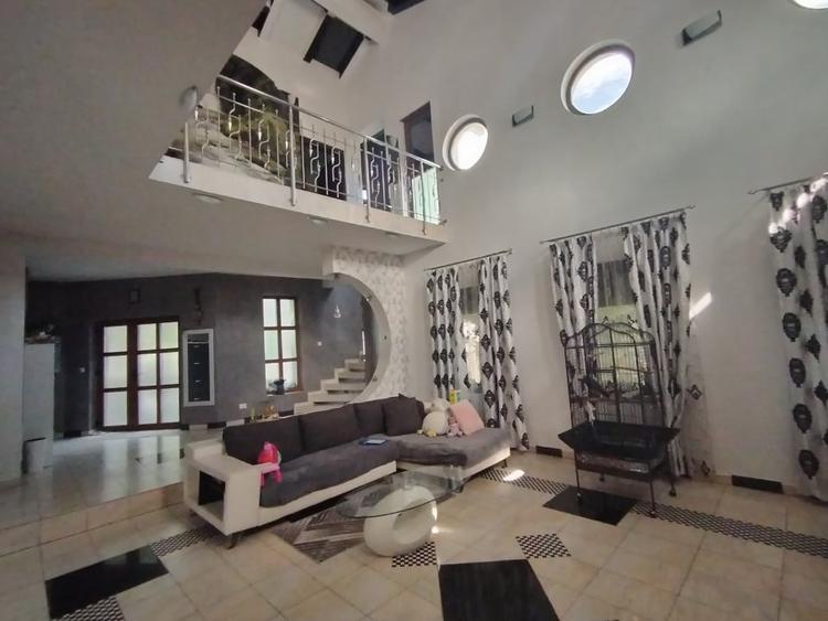 Casă individuală cu 7 camere cu Teren 527 Mp în Preajba