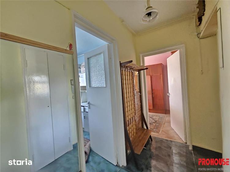 Apartament cu 3 camere semidecomandat în Central
