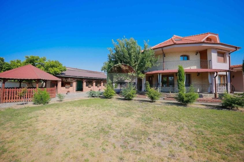 Casă individuală cu 5 camere cu Teren 1198 Mp în Central