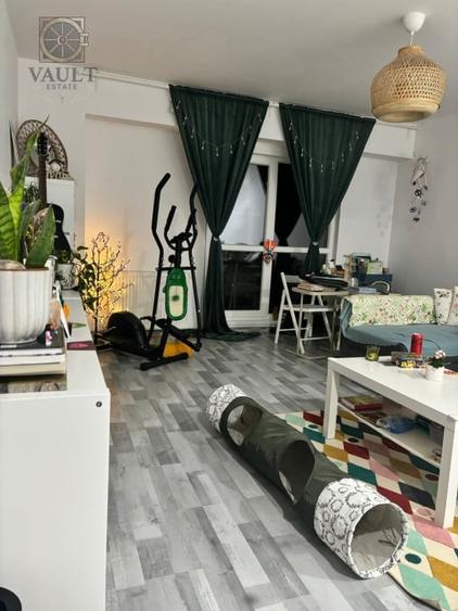 Apartament cu 3 camere semidecomandat, mobilat în Mogoșoaia