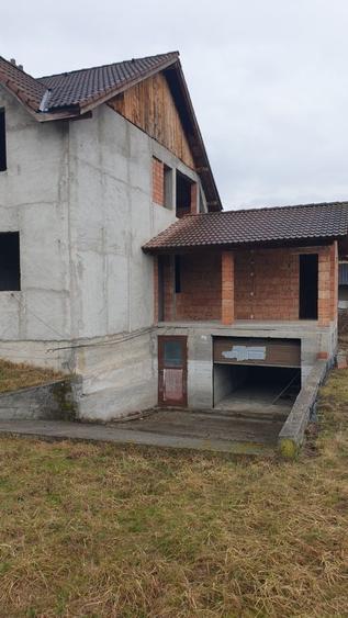 Casă cu 4 camere în Fărcașa