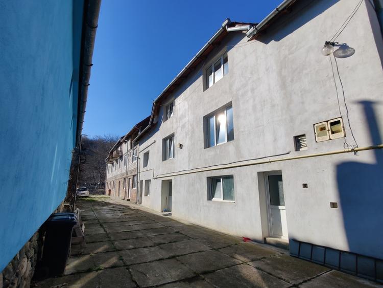 Casă individuală cu 20 camere cu Canalizare în Slimnic