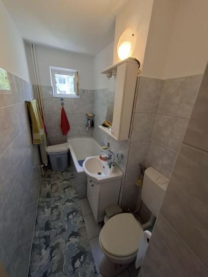 Apartament cu 3 camere semidecomandat, mobilat în Casa de Cultură