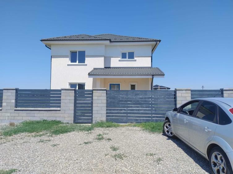 Casă cu 4 camere în Crevedia
