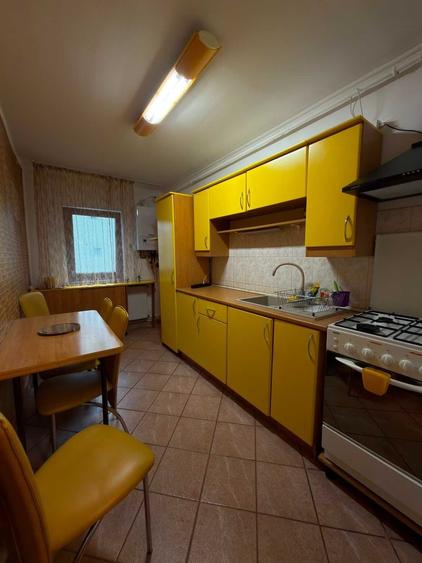 Apartament cu 4 camere semidecomandat în Hărmanului