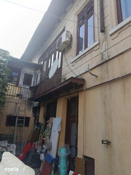 Casă cu 8 camere cu Teren 220 Mp în Grivița