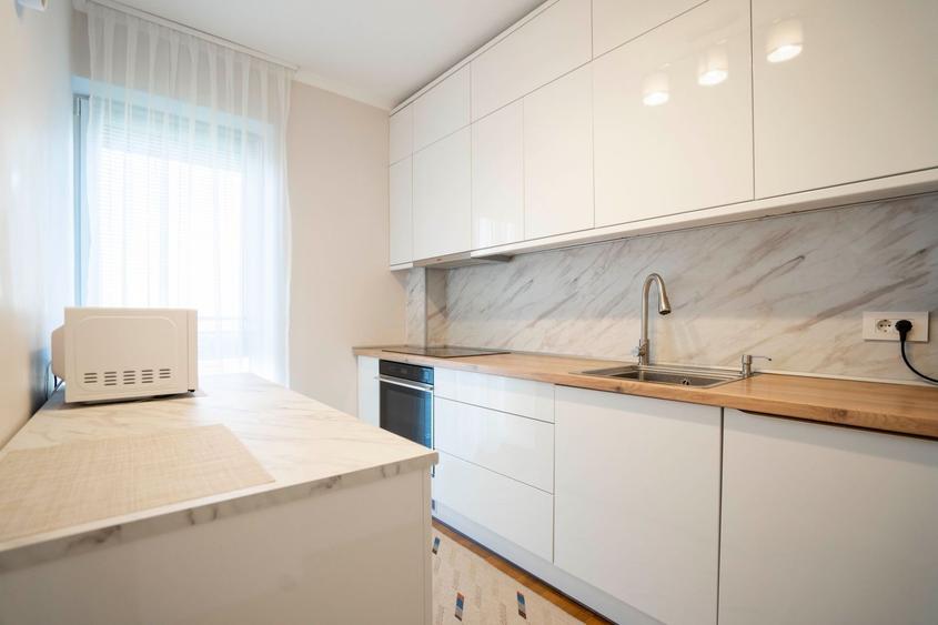 Apartament cu 3 camere decomandat, mobilat în Central