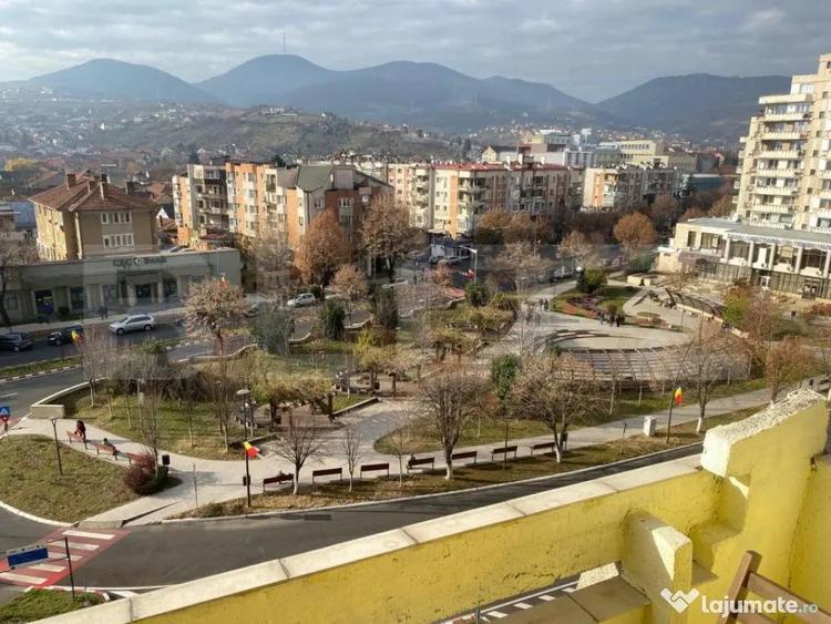 Apartament cu 3 camere semidecomandat în Gojdu