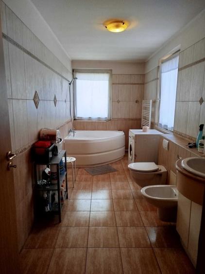 Casă cu 4 camere cu Teren 900 Mp în Central