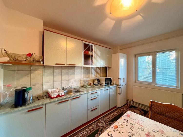 Apartament cu 3 camere decomandat, mobilat în Aradului