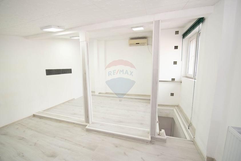 Apartament cu 3 camere semidecomandat, mobilat în Vitan