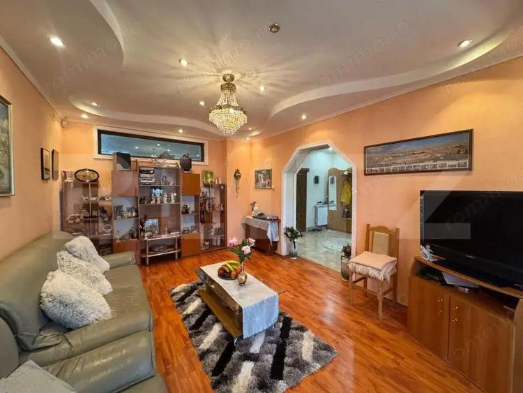 Casă cu 9 camere cu Teren 303 Mp în Central