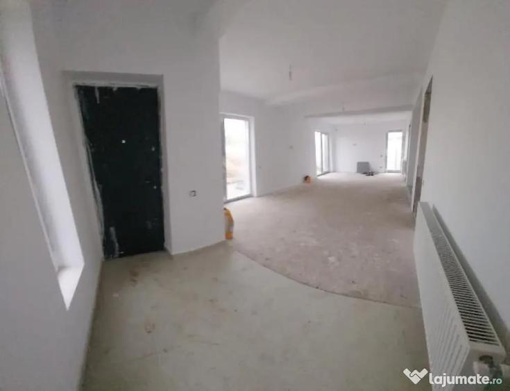 Casă cu 4 camere cu Teren 400 Mp în Central