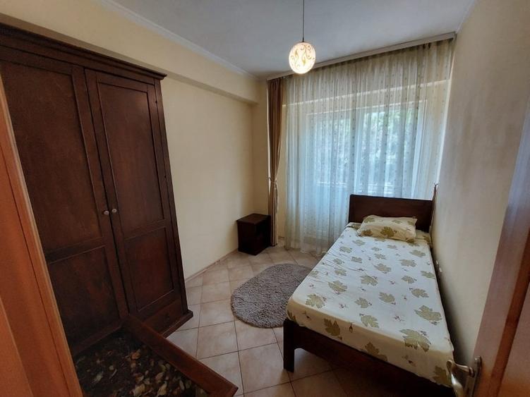Apartament cu 3 camere decomandat, mobilat în Prundu