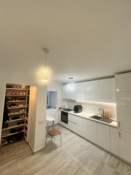 Apartament cu 3 camere decomandat, mobilat în Berceni