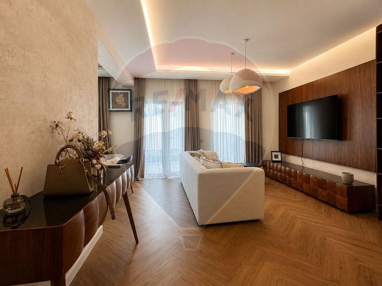 Casă individuală cu 7 camere cu Teren 240 Mp în Sud