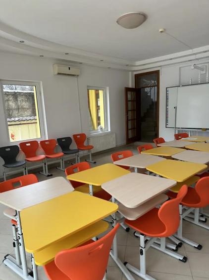 Casă cu 8 camere cu Teren 365 Mp în Tineretului