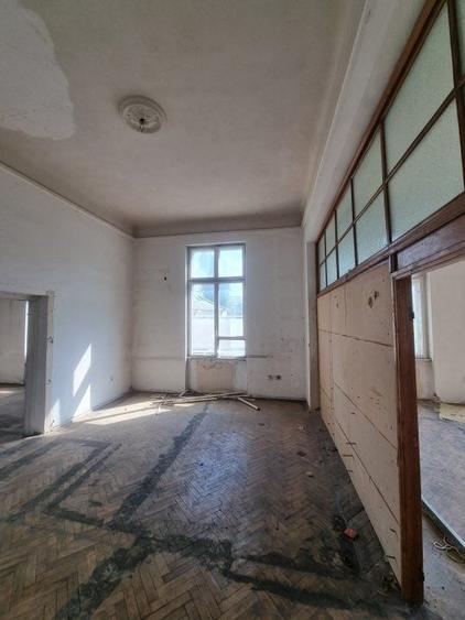 Casă individuală cu 60 camere cu Canalizare în P-ța Universității