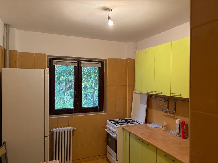 Apartament cu 3 camere decomandat în Tineretului