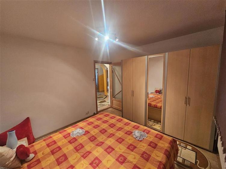 Apartament cu 3 camere decomandat, mobilat în Micro IV