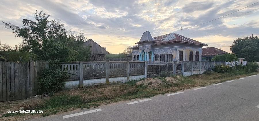 Casă cu Teren 1600 Mp în Melinești