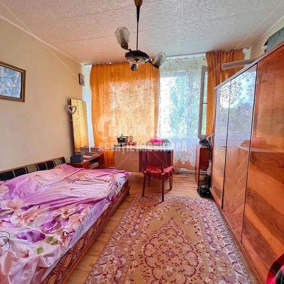 Apartament cu 3 camere semidecomandat în Siret