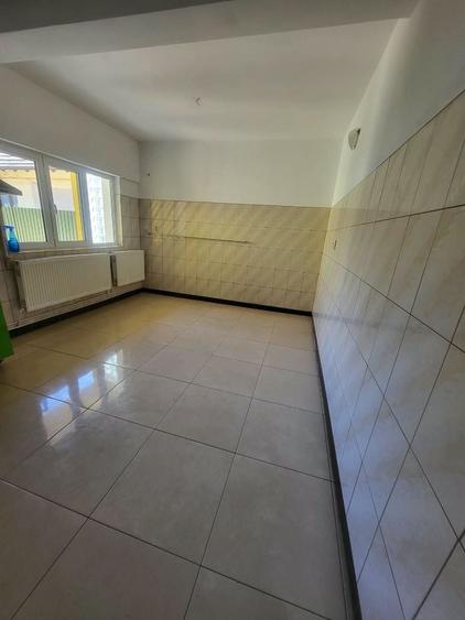 Casă individuală cu 6 camere cu Canalizare în Vatra Luminoasă