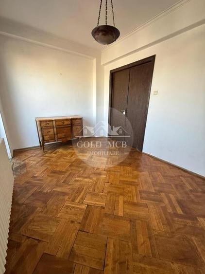 Apartament cu 3 camere circular în P-ța Universității