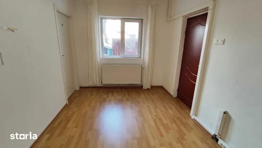 Casă cu 6 camere cu Teren 165 Mp în Centrul Civic