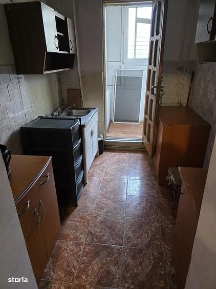 Apartament cu 3 camere semidecomandat în Craiovița Nouă