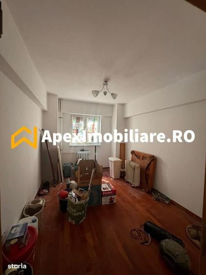 Apartament cu 3 camere decomandat în Valea Ialomiței
