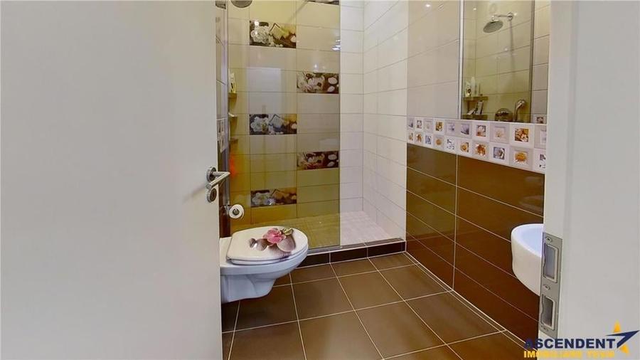 Apartament cu 3 camere decomandat în Tractorul