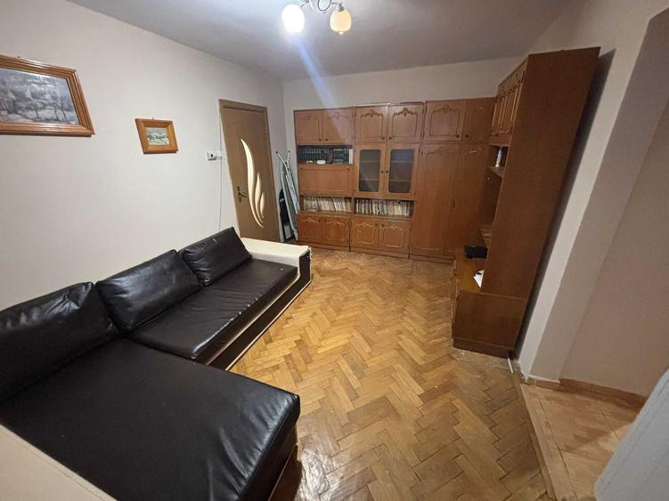 Apartament cu 3 camere semidecomandat în Exterior Vest