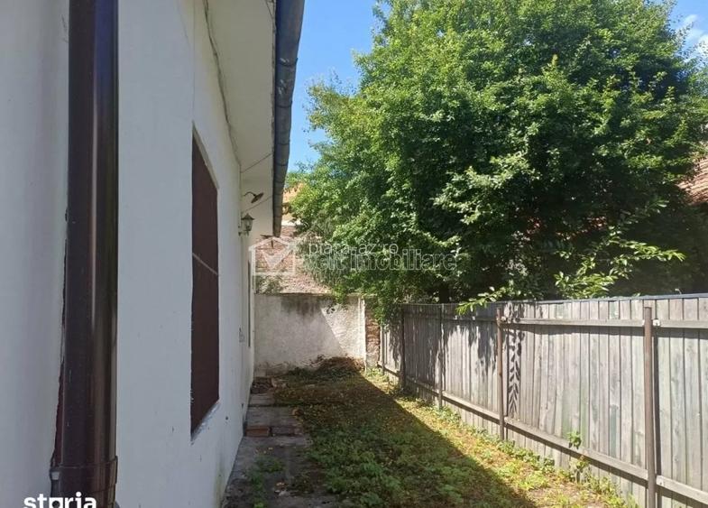 Oportunitate investitie- Casa renovabila, 2 camere, curte comuna, Centru