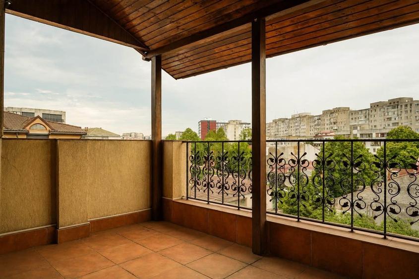 Casă individuală cu 5 camere cu Canalizare în Central