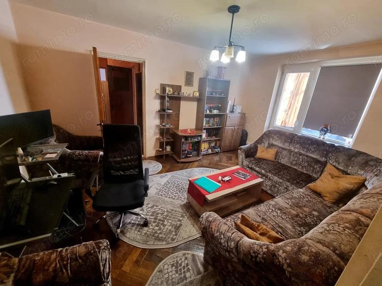 Apartament cu 3 camere semidecomandat în Abator