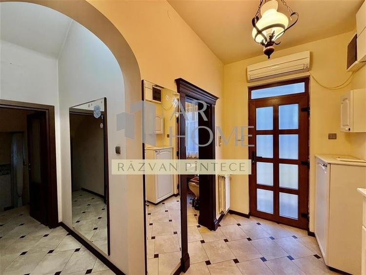 Casă individuală cu 11 camere cu Teren 370 Mp în Ultracentral