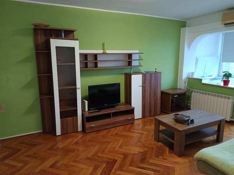 Apartament decomandat, mobilat în Pajura