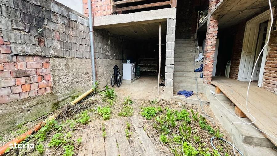 Casă cu 4 camere cu Teren 240 Mp în Central