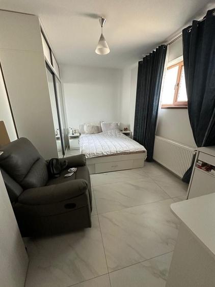 Apartament cu 4 camere semidecomandat în Est