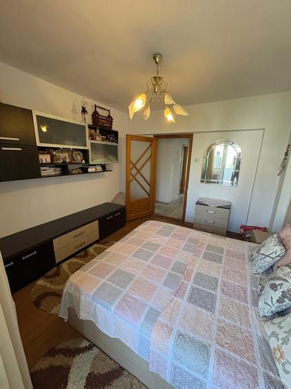 Apartament cu 4 camere în Podu Roș